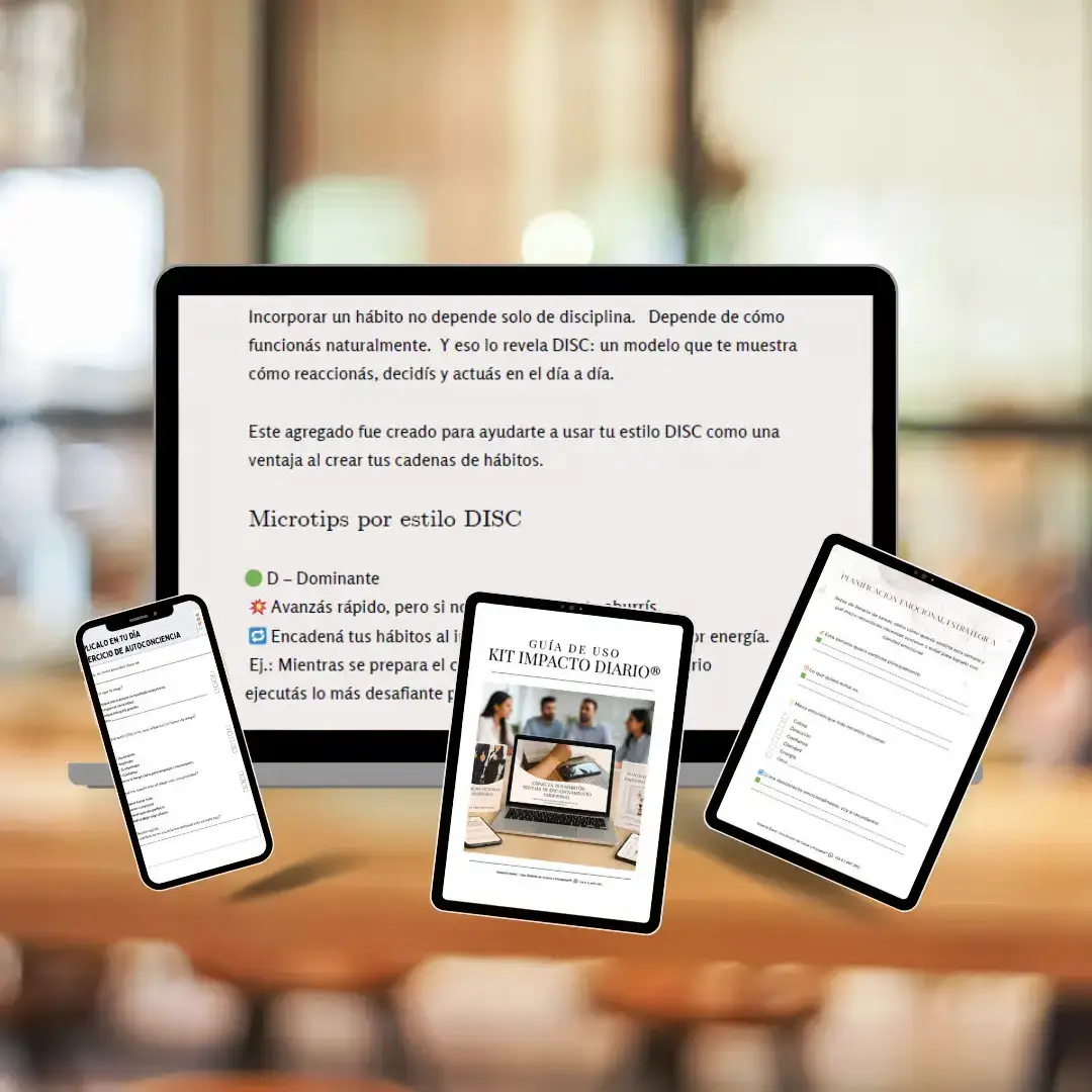 Vista del contenido digital del Kit Impacto Diario en laptop, tablet y celular sobre una mesa